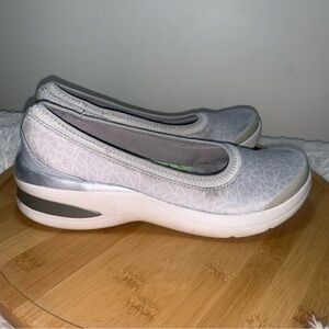 Bzees Shoes Women’s Size 7M Light Grey Casual Slip On Geometric Pattern